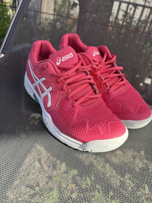 Asics produs nou