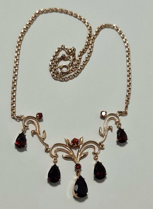 Золотое колье с гранатами