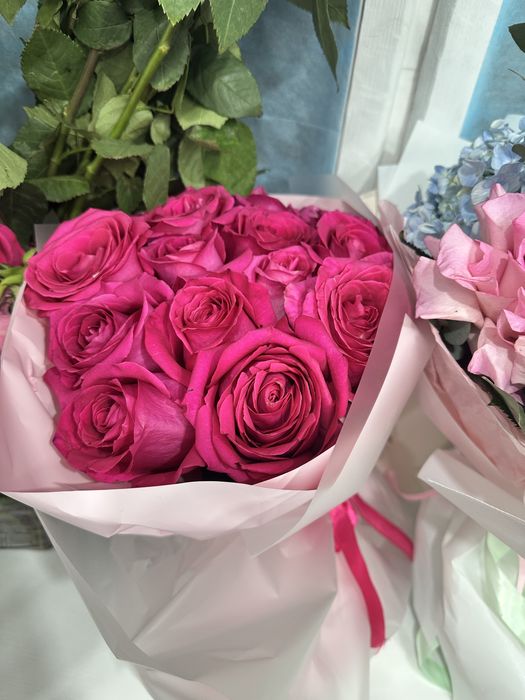 Продам цветы красные метровые