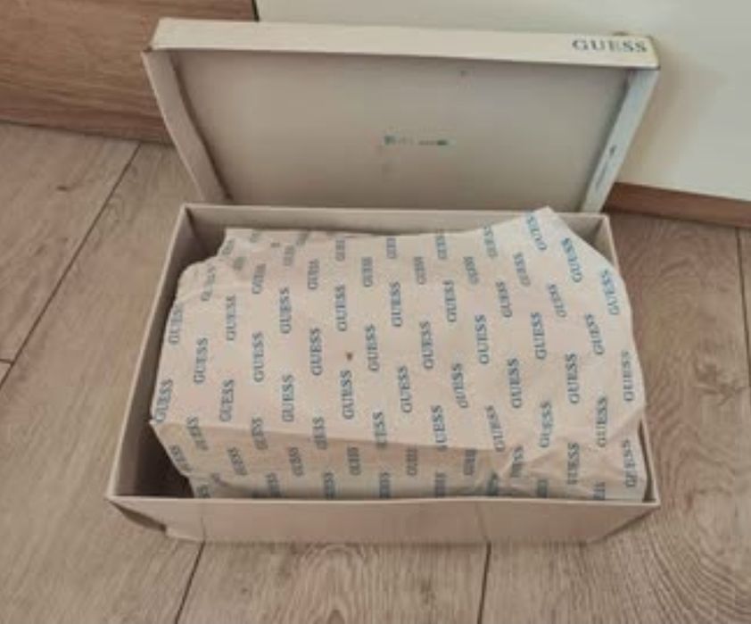 Оригинални черни дамски кецове Guess В отлично състояние. 36 номер. С