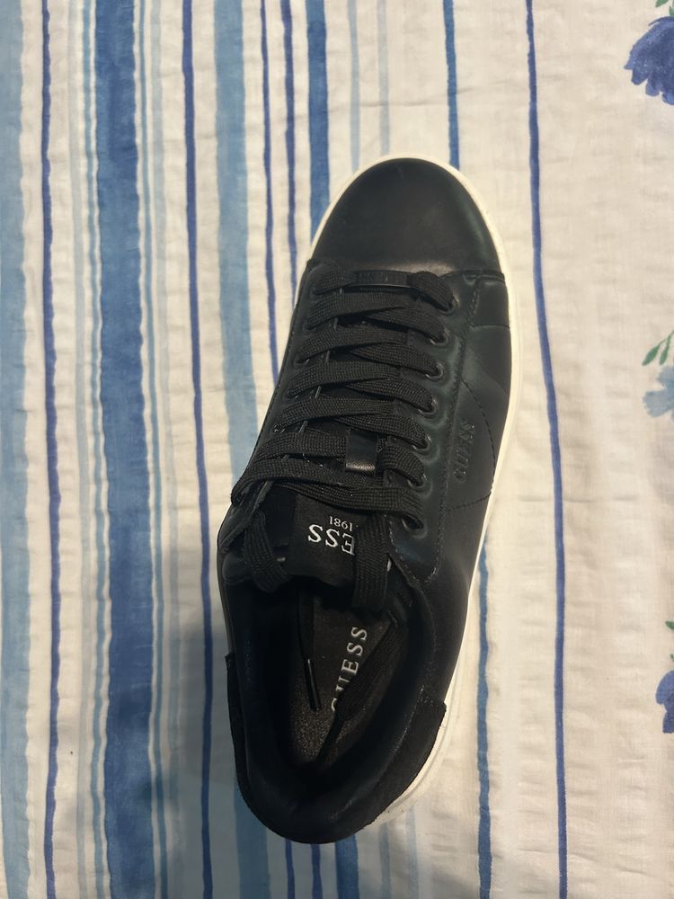 vand adidasi guess elbina