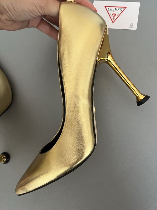 Златни обувки на висок ток Guess