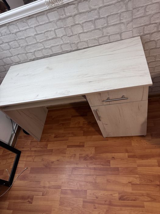 Vand birou ,stare perfecta de functionare.