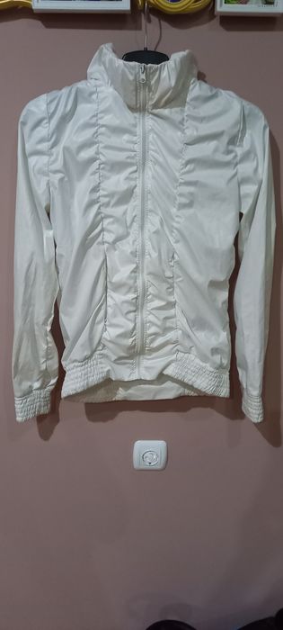 Бяло тънко яке с качулка