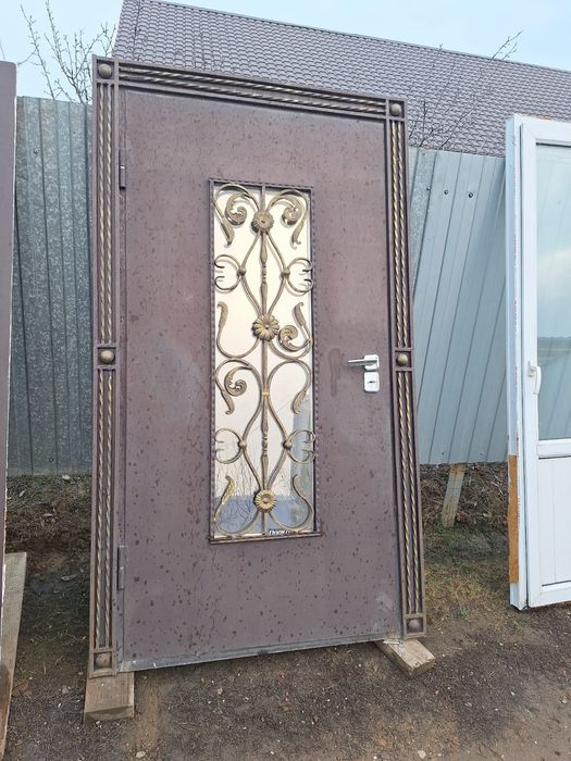 Продам входную железную дверь