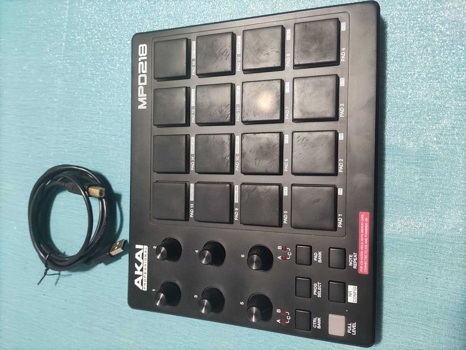 Akai profesional Controlator Midi MPD 218