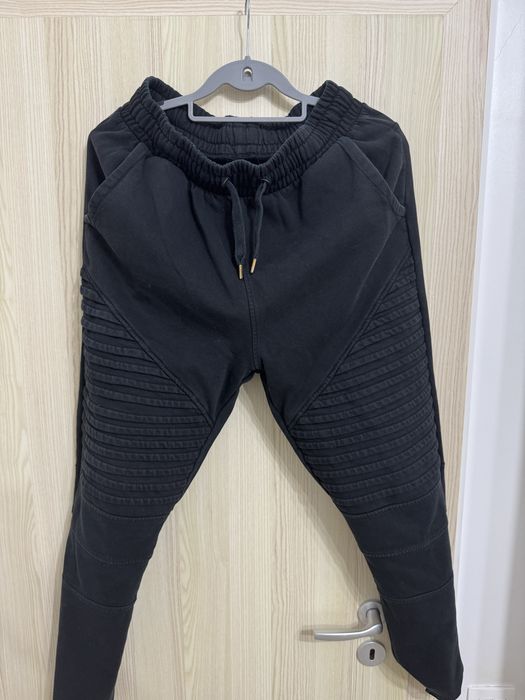 Pantaloni negri aflati in stare buna