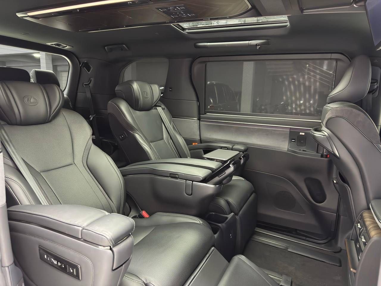 Продается абсолютно новый Lexus LM350h AWD