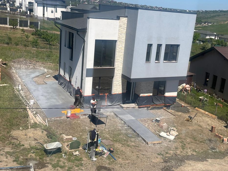 Beton amprentat . Pret 130 -140 Ron/mp Toate materiale si manopera .