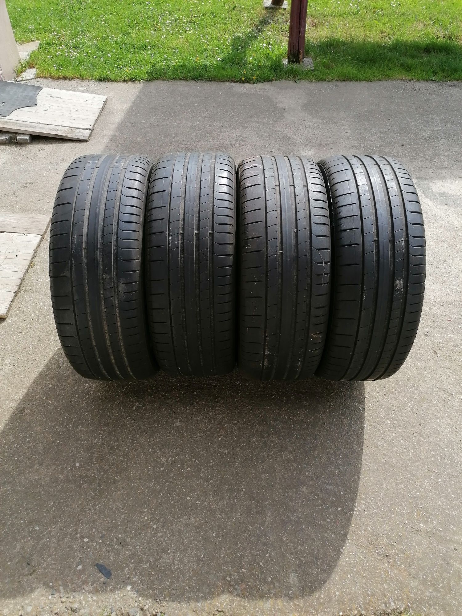 Vând 4 anvelope vară pirelli 245.45.20