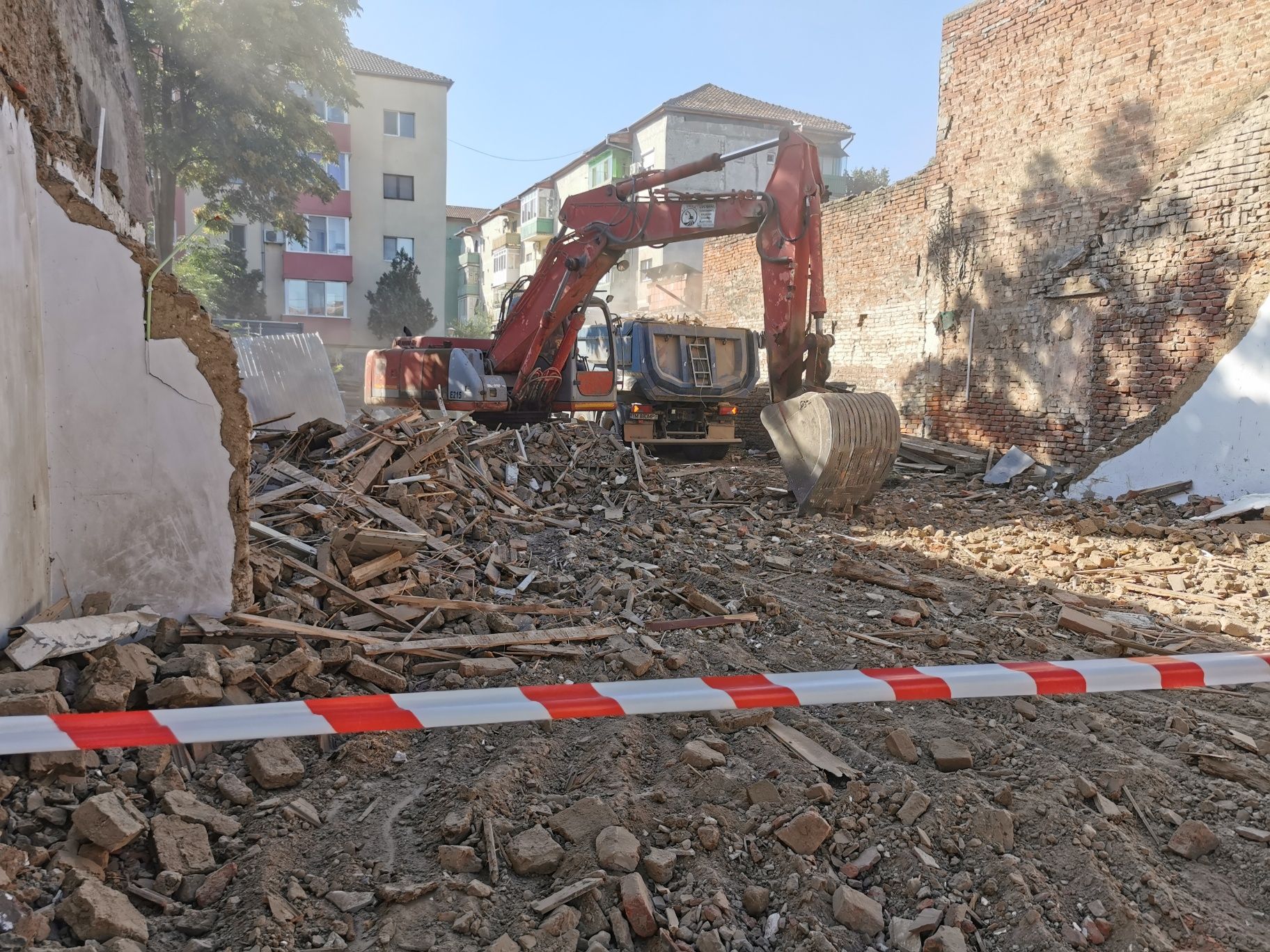 Închiriez buldo bobcat matura excavator foreza gauri cilindru