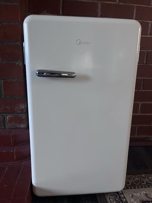 Холодильник Midea - стильный, компактный, в идеальном ретро-дизайне