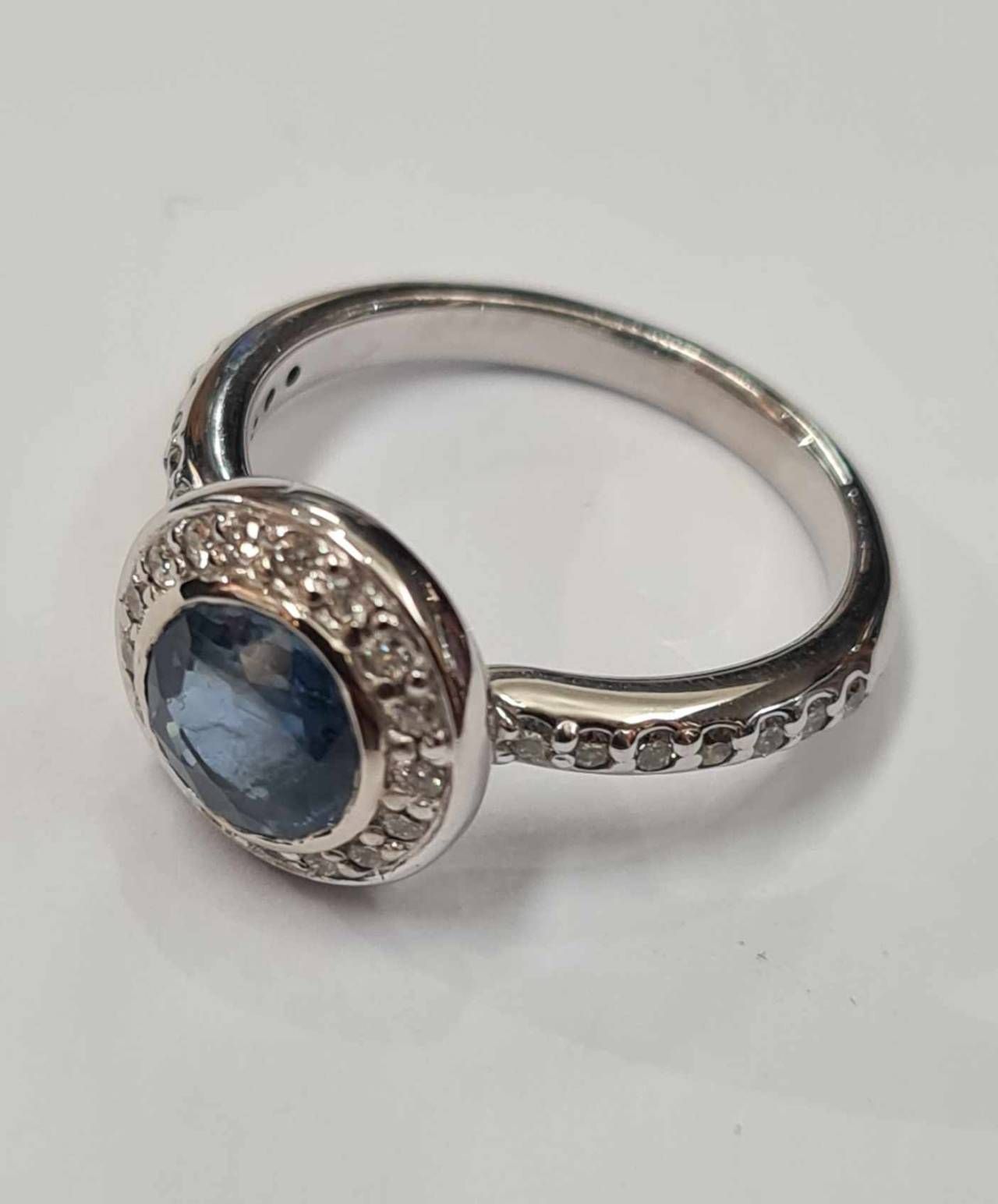 Inel din aur alb 14k, cu safir natural si diamante naturale, IAU701