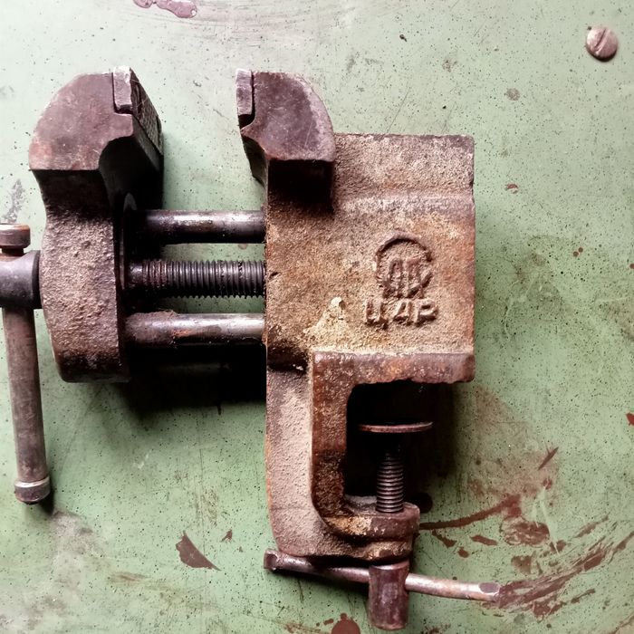 Продам тиски маленькие