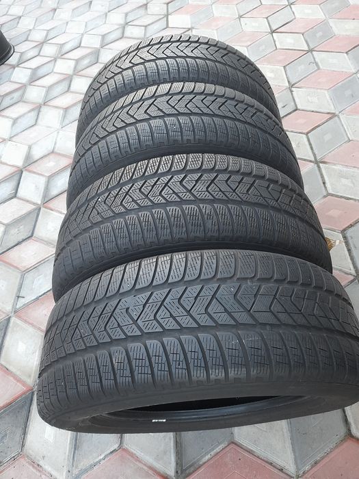 Vând 4 anvelope de iarna 235 60 r18 PIRELLI foarte bune