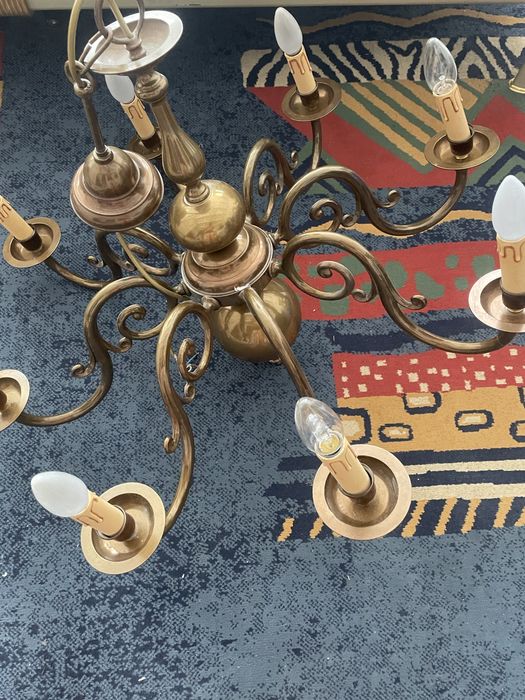 Candelabru vintage din alamă, 8 brațe - farmec clasic pentru casa ta!
