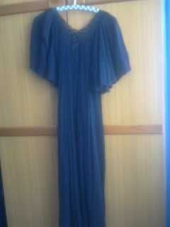 Продавам черна кенарена лятна рокля с къс ръкав.