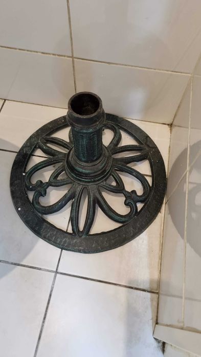 Suport pentru brad elegant metalic din fonta