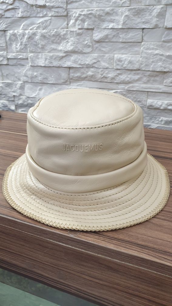 Кожаная шляпка jacquemus