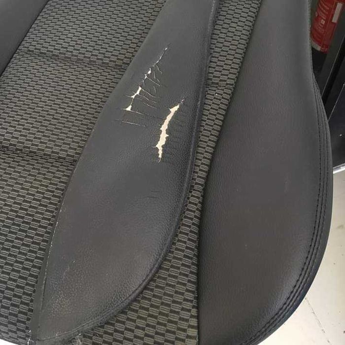 Tapiteria auto prin inlocuire material Reparatii Tapiteria Auto