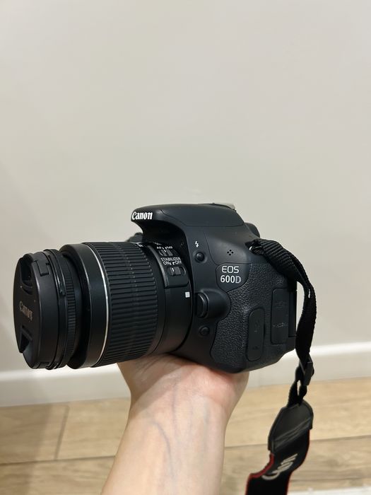 Продается Фотокамера Canon EOS 600D