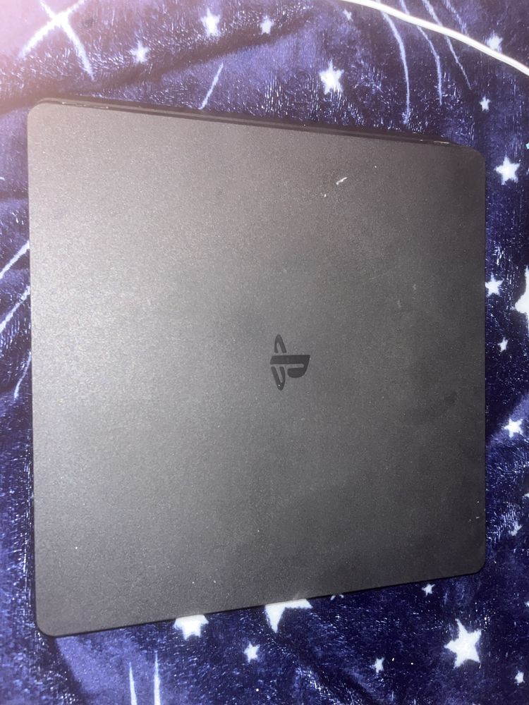 Продавам Ps4 със 7 игри и контролер