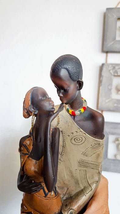 Статуетка на африканско момиче и момче