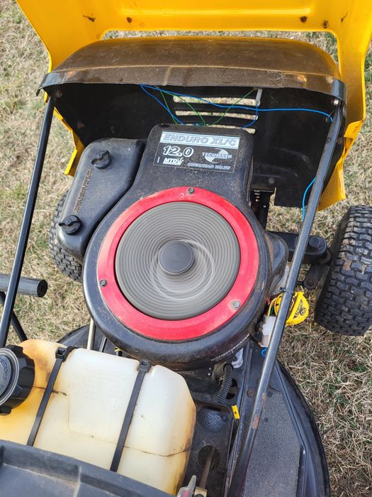 Vând tractoras de tuns iarbă