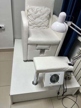 Продам педикюрное кресло с подиумом