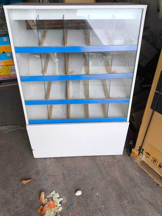 Масивна витрина за ядки от ПДЧ с долен шкаф за съхранение, запазена