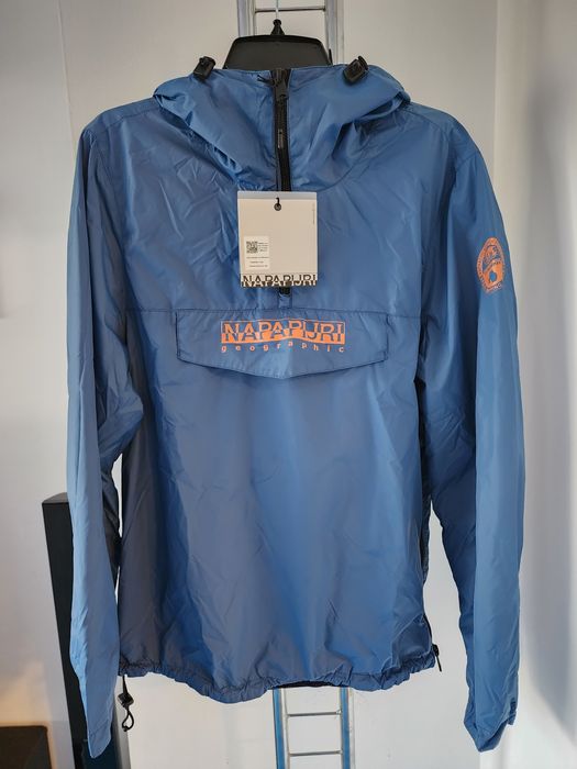 Geaca Napapijri, noua cu eticheta