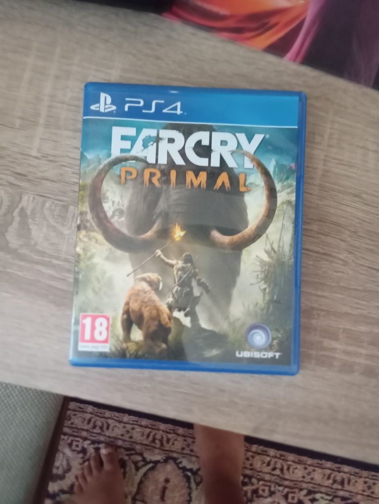 Продавам две игри Hitman2 и Farcry