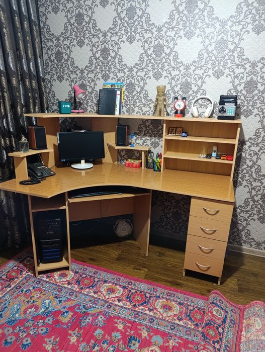 Продаётся письменный стол