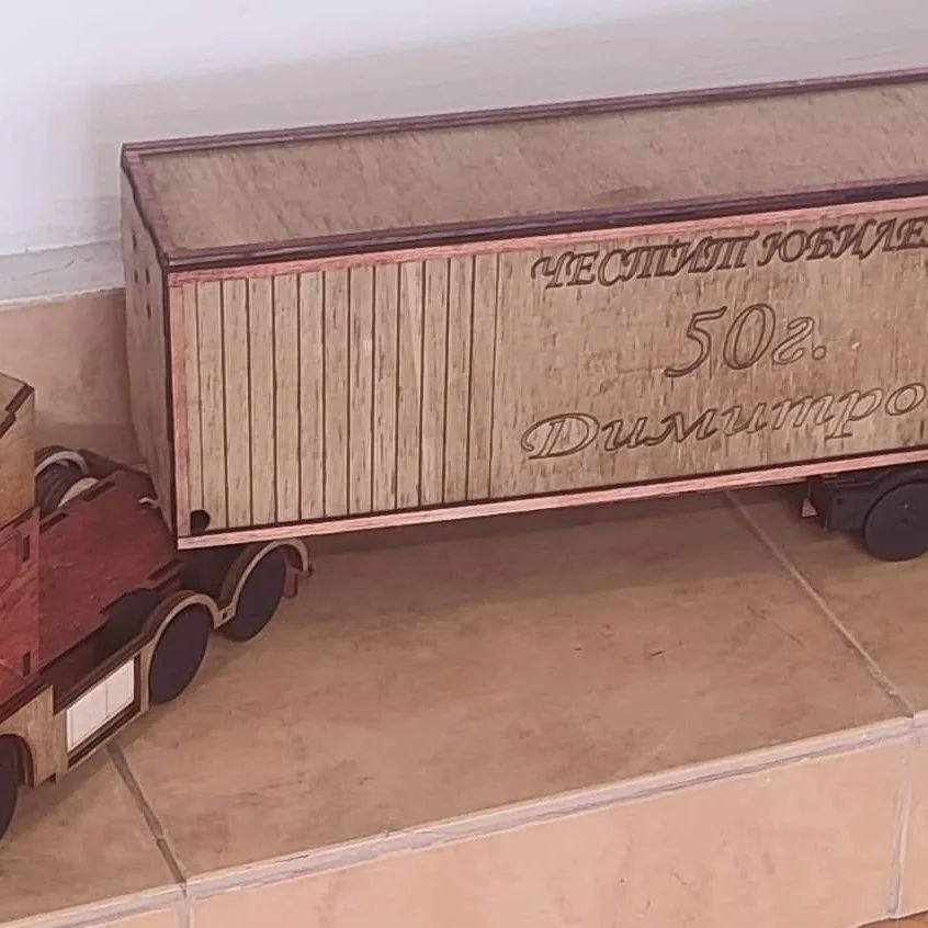 Ръчно изработен дървен макет на камион "ТИР" с пожелание