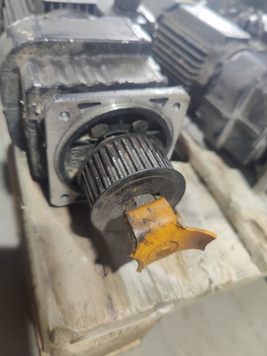 Motor electric trifazat cu reductor, 0.12kW, 353rpm, 220/380V