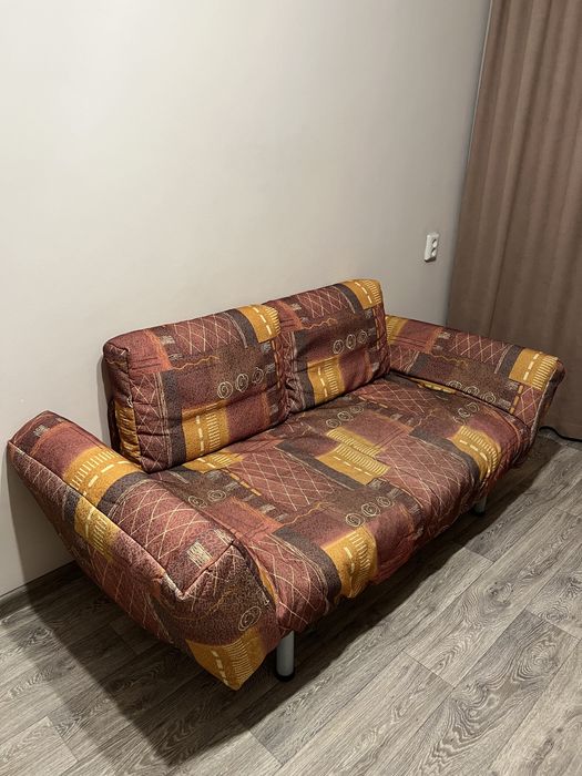 Диван с подушками