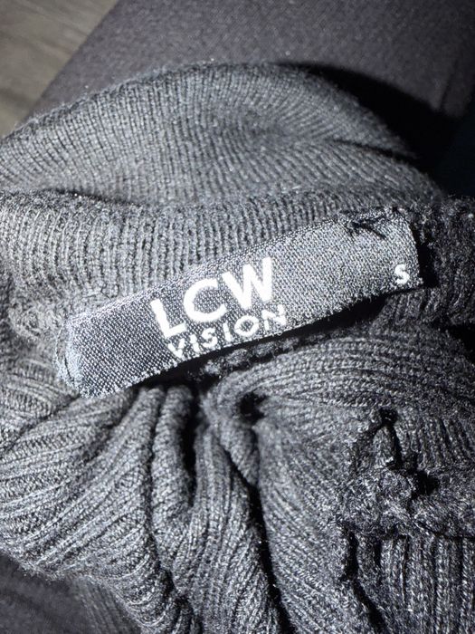 Черна блуза с ефектни ръкави