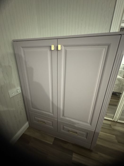 Двухдверный шкаф с ящиками