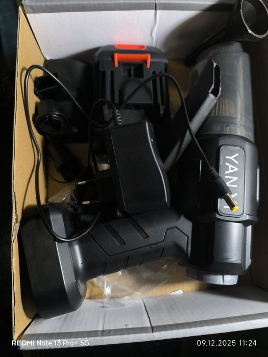 Aspirator auto cu baterie detașabilă