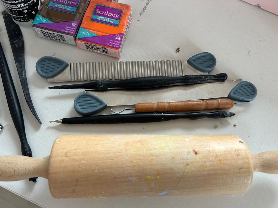 полимерна глина с инструменти за изработка