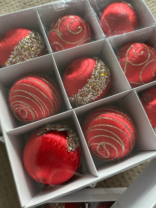 Набор новых новогодних шаров и подарок