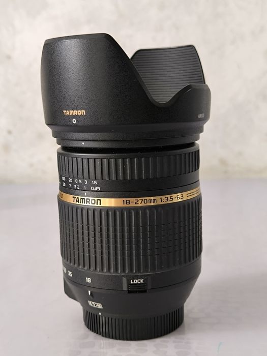 Объектив и вспышка на никон