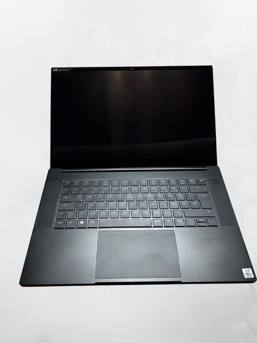 Razer Blade 15,6” 4K OLED Display, i7 10750H, 512GB SSD, 16GB RAM.