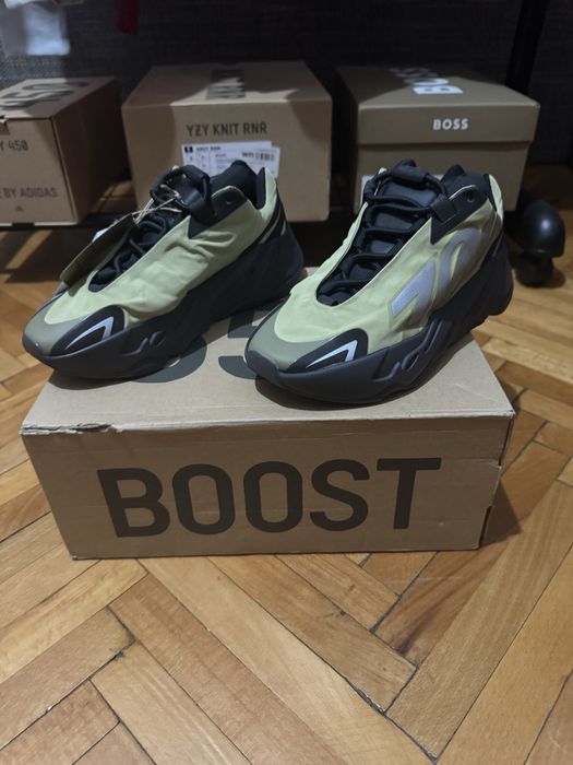 Adidas Yeezy 700