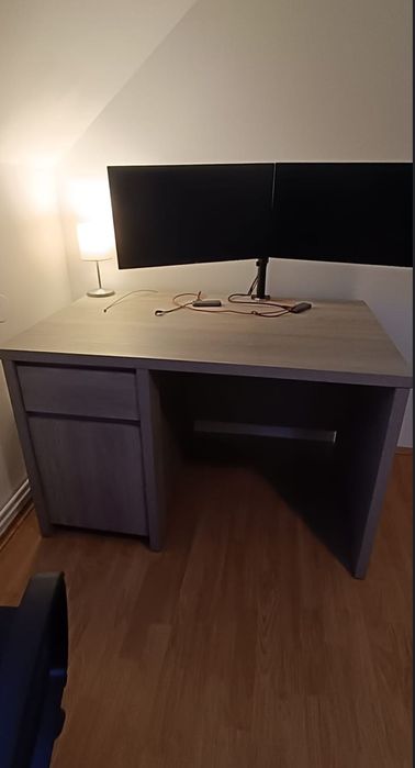 Vând masa de birou, din pal dublat