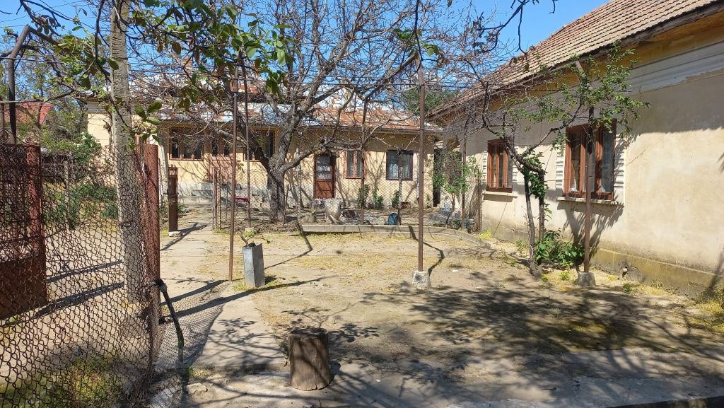 Vand casă, cu teren intravilan , anexe, garaj, pivniță