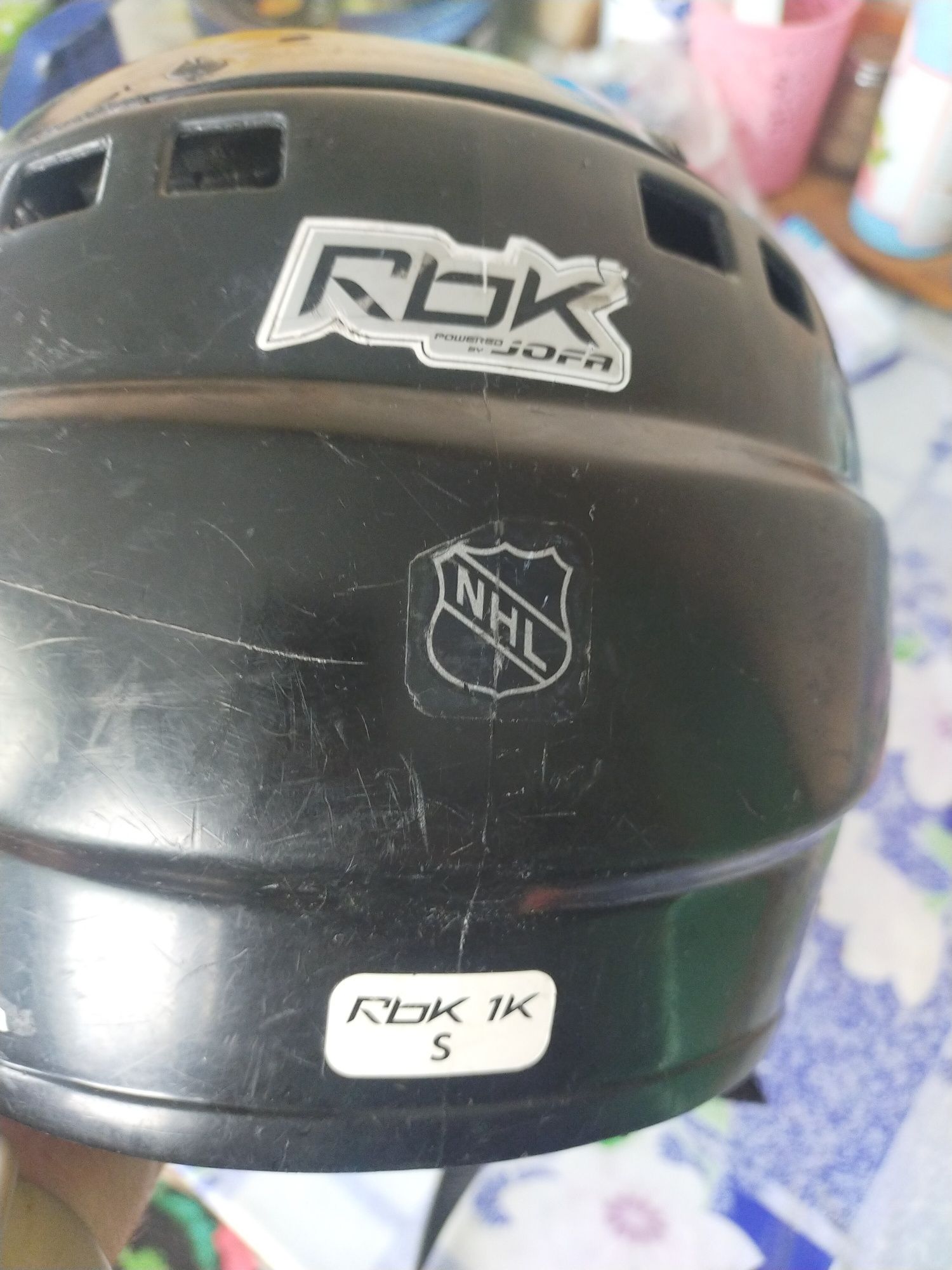 Продам детский хоккейный шлем