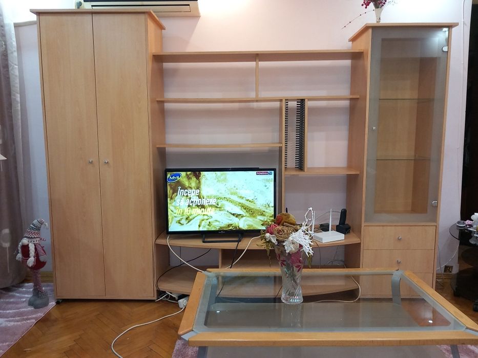 Vand mobilier living biblioteca și masuta Mobexpert, în stare buna