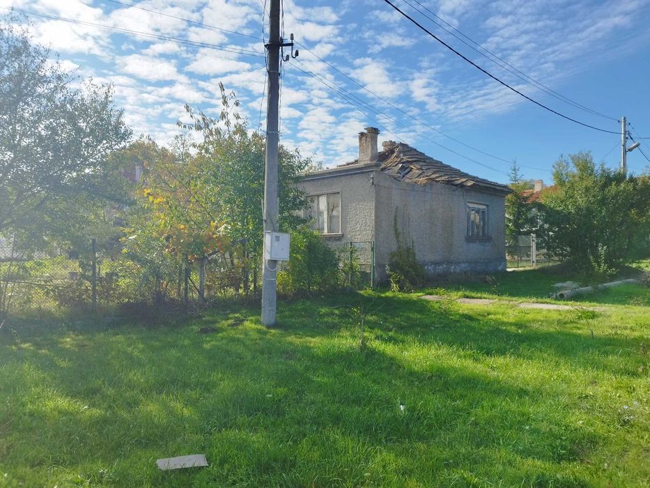 Къща с двор и гараж