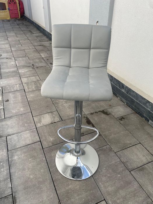 Scaun de bar modern si confortabil, reglabil pe inaltime!